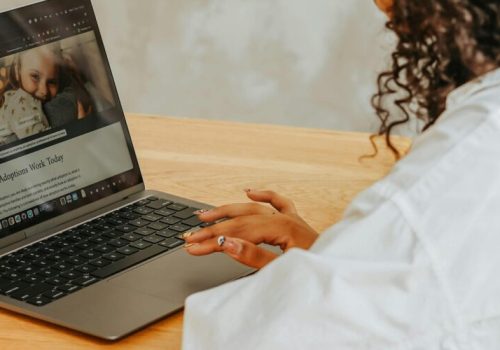 Jenna-on-laptop-1280x500